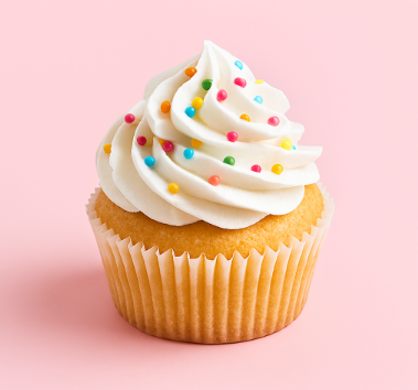 Cupcake de Baunilha com chantilly e confeitos
